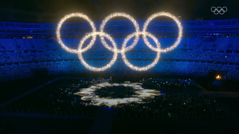 2020東京奧運閉幕式上,無數的光線在高空中飛舞形成波浪,最終在空中形成奧運五環標誌。(圖取自twitter.com/Olympics)
