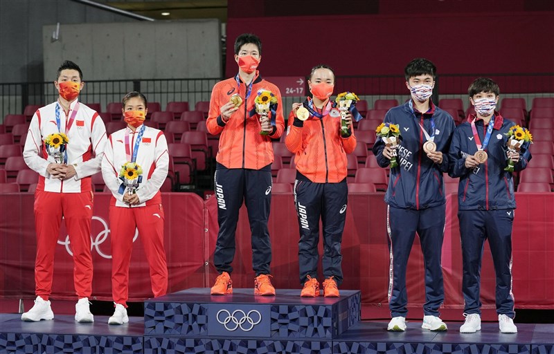 這屆東京奧運的桌球男女混雙金牌戰,日本選手水谷隼(左3)和伊藤美誠(左4)擊敗中國代表劉詩雯(左2)及許昕(左1),拿下日本史上首面桌球金牌。(共同社)