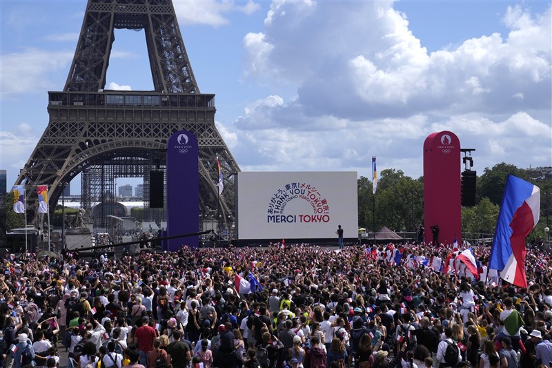 隨東奧劃下句點，2024年巴黎奧運拉開序幕，艾菲爾鐵塔對面托卡德廣場聚集大批民眾與歸國運動員，大家激動地揮舞法國三色旗，與東京隔海呼應。（美聯社）