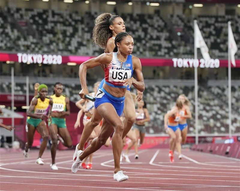 美國短跑好手菲麗絲(前)7日與隊友贏得東京奧運女子4x400公尺接力金牌,拿下生涯第11面奧運獎牌。(共同社)