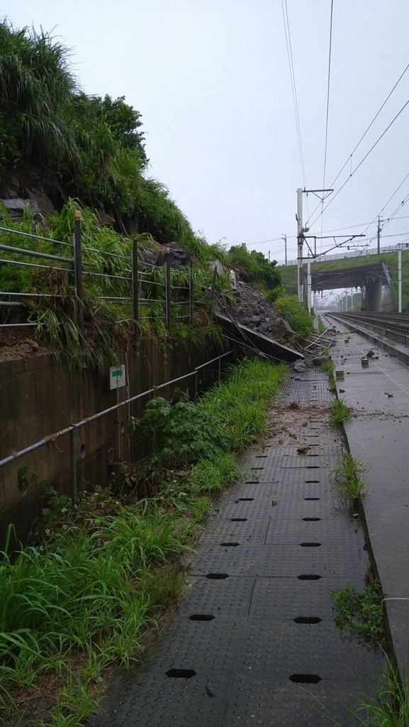 熱帶性低氣壓及西南氣流發威,台灣高鐵苗栗路段7日因大雨影響邊坡落石滑動。(台灣高鐵提供)