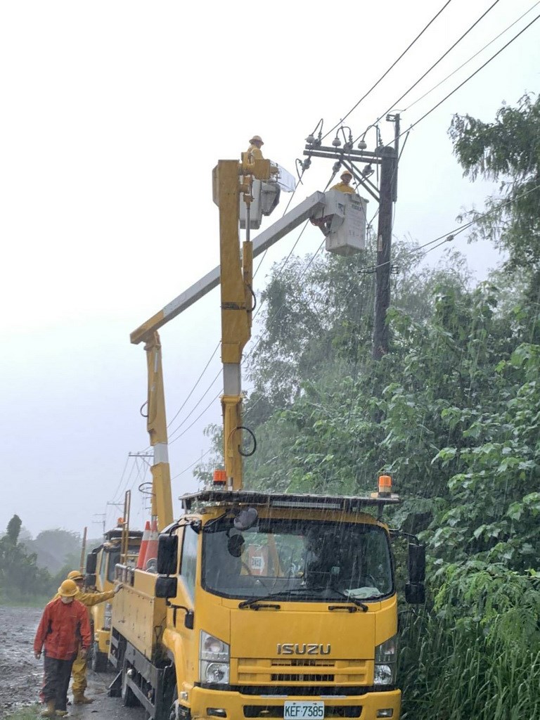 屏東地區連日強降雨多處傳災情,部分地區電力也受創,至8日只剩深山部落還沒恢復供電,台電人員挺進位於深山的霧台鄉佳暮村全力搶修。(台電提供)中央社記者郭芷瑄傳真 110年8月8日