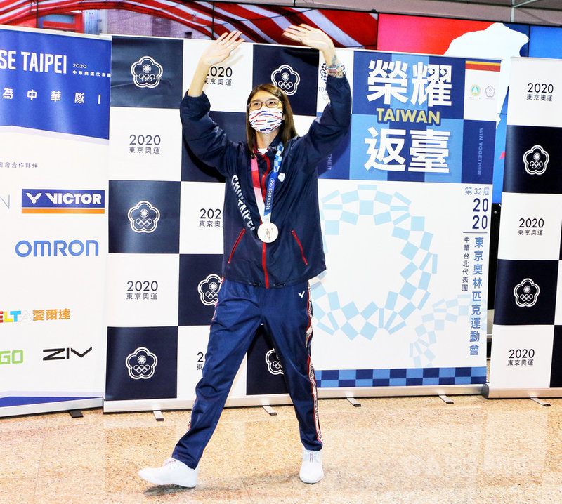 台灣拳擊好手黃筱雯在東京奧運女子拳擊51公斤量級拿下銅牌，也是台灣史上首面奧運拳擊獎牌，別具意義，她8日返台時受到親友熱烈歡迎。中央社記者吳睿騏桃園機場攝 110年8月8日