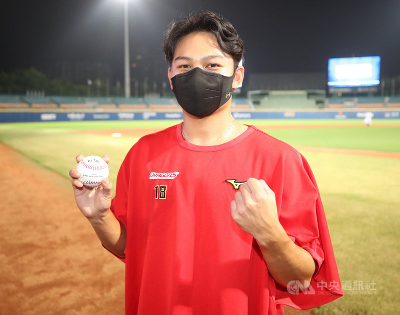 中職味全龍隊新生代王牌投手徐若熙（圖）8日奪下生涯首勝，他受訪表示，之前多練的卡特球收到效果，想把首勝球當作父親節禮物送給爸爸。中央社記者張新偉攝 110年8月8日