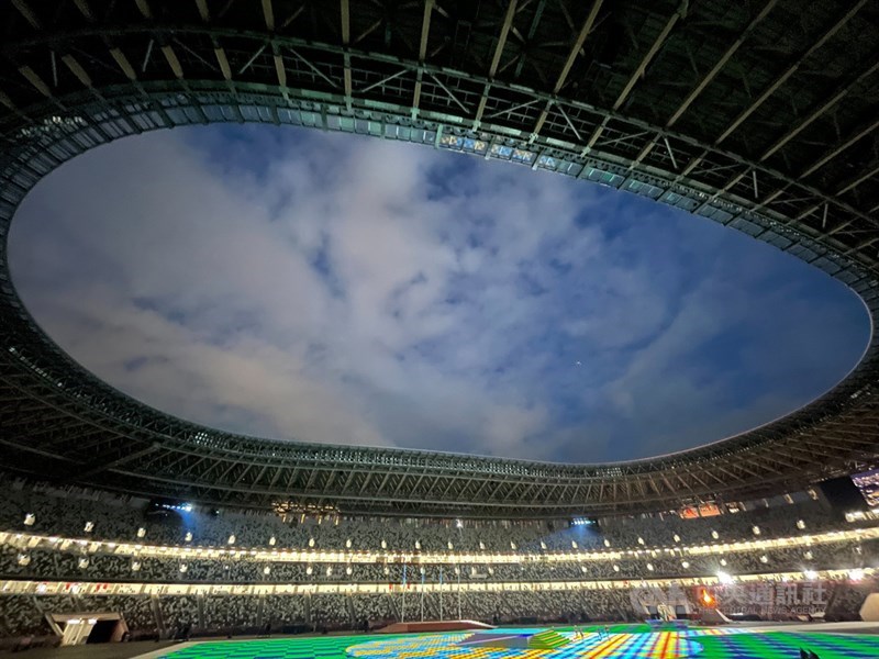 因疫情延後一年舉辦的2020東京奧運8日晚間即將迎來閉幕式,與開幕式一樣並未開放一般觀眾入場觀禮;傍晚場館內準備就緒,但觀眾席一片空蕩。中央社記者吳家昇攝 110年8月8日