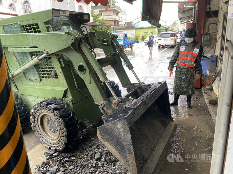 國軍第四作戰區工訓中心9日上午派遣鏟裝機,協助清理六龜區新發國小外道路落石淤泥。(第四作戰區提供)中央社記者游凱翔傳真 110年8月9日