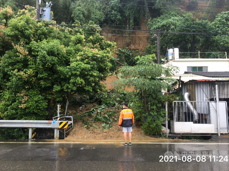高雄市大樹區統嶺里斜張橋附近一處民宅後方邊坡土石滑落,高雄市政府水利局9日上午表示,已調派機具前往清理。(高雄市政府水利局提供)中央社記者洪學廣傳真 110年8月9日