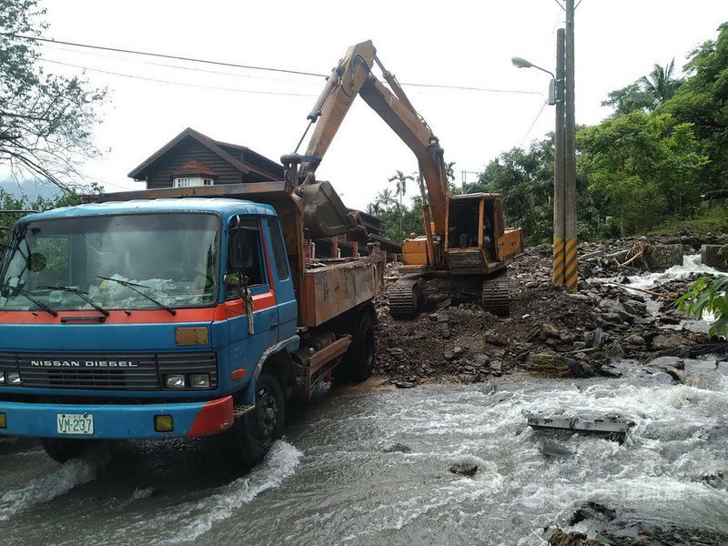 高雄六龜新發社區近4天來累積雨量達1301毫米,造成多處土石坍方,台27線新發路段因山上大量溪水沖刷土石下移,造成排水路阻塞而水淹道路,六龜區公所優先搶險清理土石中。(高雄市政府水利局提供)中央社記者洪學廣傳真 110年8月9日
