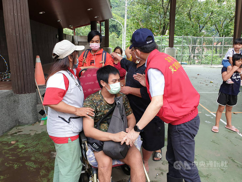 高雄桃源明霸克露橋遭暴雨沖斷,鄰近3部落501人受困孤島,空中勤務總隊黑鷹直升機支援運送民生物資,並在返航時載送3名病患及2名陪同家屬就醫。(高雄市消防局提供)中央社記者洪學廣傳真 110年8月9日