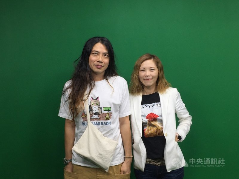 中央社製播的Podcast節目「空中小客廳」9日推出第二集,由影音中心張若瑤(右)主持,邀請導演盧建彰(左)談生命這張考卷如何作答,在節目中自剖心境轉折。(中央社好POD提供)中央社記者趙靜瑜傳真 110年8月9日