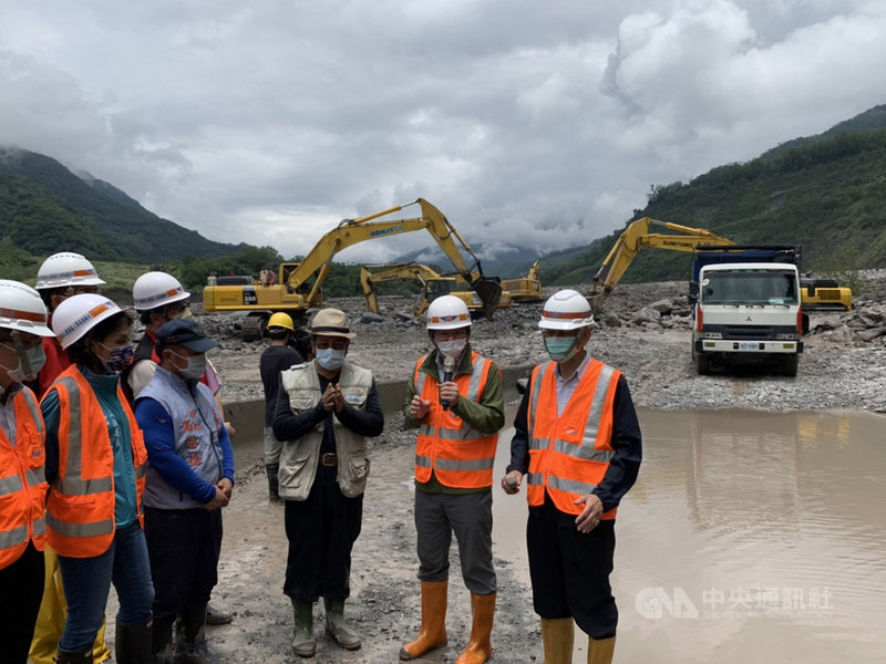 高雄市桃源區明霸克露橋7日遭暴漲溪水沖斷,交通部長王國材(右2)9日到災區視察,指示加速搶通,公路總局將打設河床便道恢復短期通行,估計16至20天完成。(公路總局提供)中央社記者汪淑芬傳真 110年8月9日