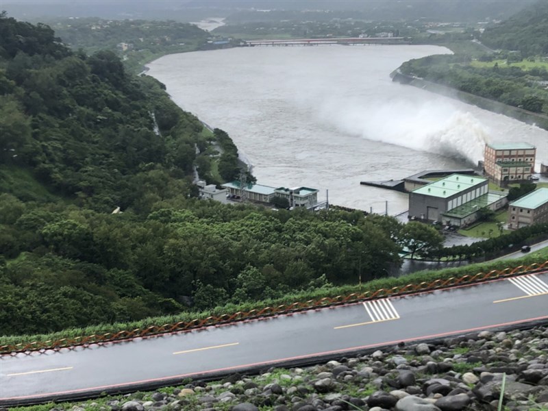 豪雨炸全台,主要水庫蓄水率幾乎都達8、9成,水利署也針對石門、明德、鯉魚潭等10水庫發布放流警戒。圖為石門水庫7日調節性放水。(北水局提供)