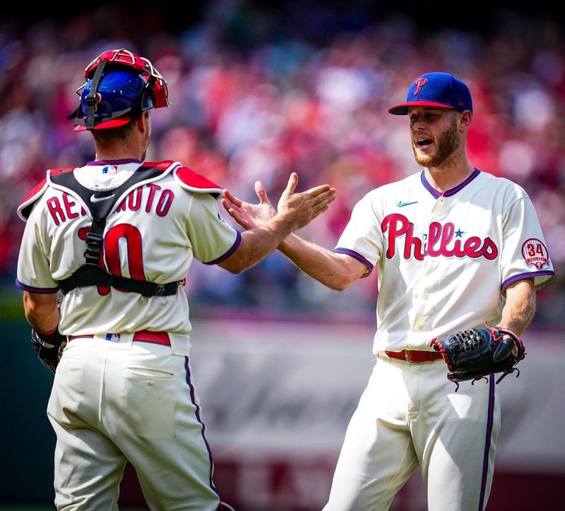 美國職棒大聯盟MLB費城費城人的惠勒(右)8日完投9局,送出11次三振,只被擊出2支零星安打,率隊3比0完封老東家紐約大都會。(圖取自instagram.com/phillies)