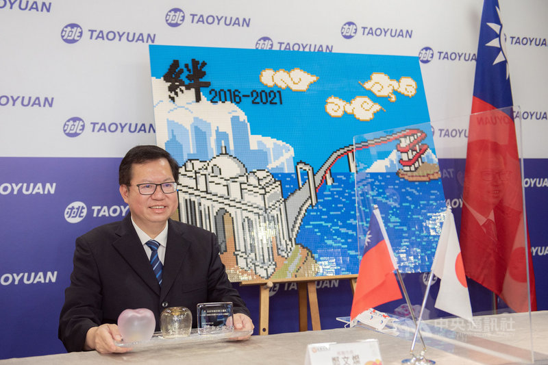 桃園市與日本千葉縣締結友好城市邁入第5年,桃園市長鄭文燦(圖)9日與千葉縣知事熊谷俊人視訊會談,並準備樂高達人黃彥智製作的積木畫,畫中展現桃園「大溪橋」與千葉「戀人的聖地—中之島大橋」,以日文「絆」期許雙方城市友誼長存。(桃園市政府秘書處提供)中央社記者吳睿騏桃園傳真 110年8月9日