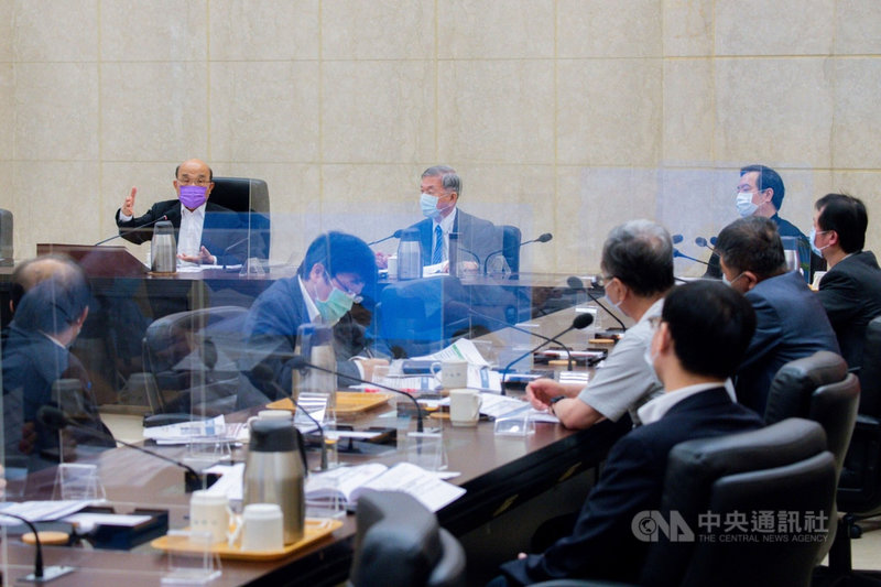 行政院長蘇貞昌(後左)9日召開擴大防疫會議,討論國內外疫情狀況、防疫物資盤整、疫苗施打等。(行政院提供)中央社記者陳俊華傳真 110年8月9日