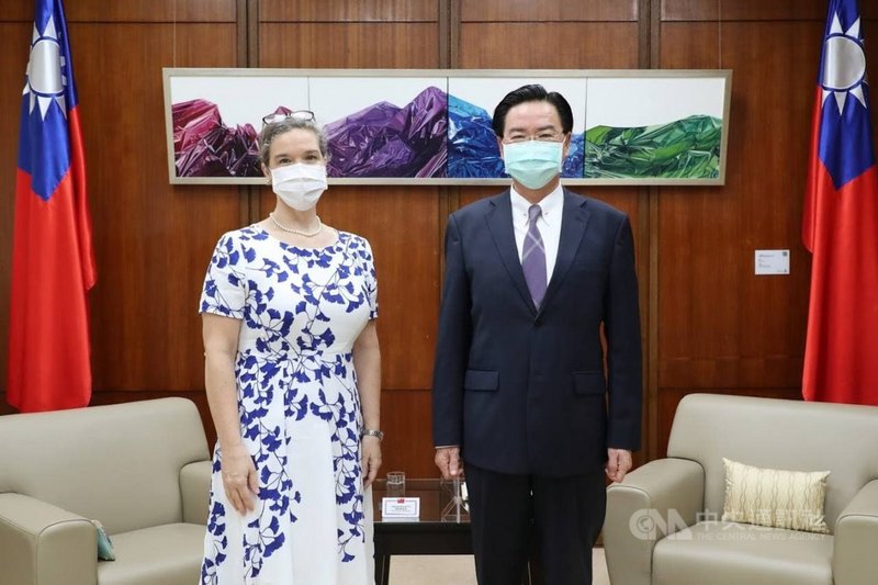外交部長吳釗燮(右)9日與美國在台協會台北辦事處新任處長孫曉雅(左)會面。(外交部提供)中央社記者游凱翔傳真 110年8月9日