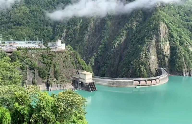 熱帶性低氣壓帶來豪雨,德基水庫水量獲得挹注,蓄水率突破80%,目前距離滿水位不到10公尺,恢復綠水環繞的景象。(民眾提供)中央社記者趙麗妍傳真 110年8月9日