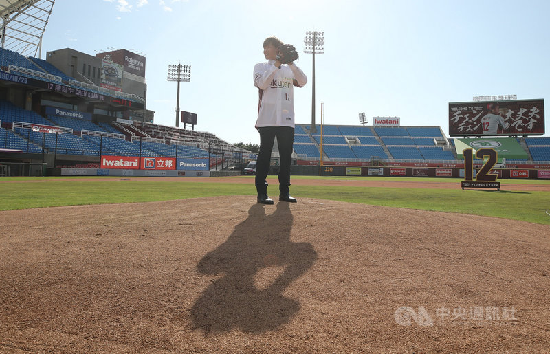 陳冠宇結束10年旅日生涯投入中職選秀,並以第一指名加入樂天桃猿隊,9日舉行加盟記者會。陳冠宇表示非常期待能趕快登板,「小時候在新莊當球僮時,就覺得當職棒選手非常帥氣,那時就有一個目標,未來希望穿上中文球衣在球場上打球」。中央社記者張新偉攝 110年8月9日