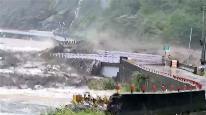 氣象局自7月31日起至今共監測2次較大規模降雨,中南部近10天內降雨量已超過年平均值。圖為高雄桃源區明霸克露橋8月7日下午被暴漲且夾雜土石的荖濃溪溪水沖斷。(民眾提供)
