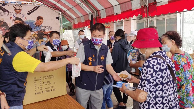 台灣選手參加東京奧運創佳績,苗栗縣議長鍾東錦(前中)號召多名民代免費發送6600份雞排,9日吸引大批民眾到場「呷好康」。中央社記者管瑞平攝 110年8月9日