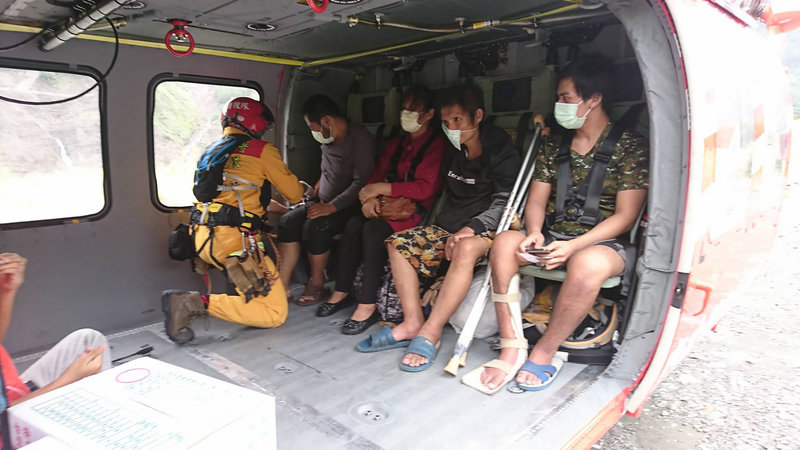 高雄桃源明霸克露橋遭暴雨沖斷,鄰近3部落501人受困孤島,市府9日再申請兩架次黑鷹直升機載送近1噸民生物資,並在返航時載送3名病患及2名陪同家屬就醫。(高雄市消防局提供)中央社記者洪學廣傳真 110年8月9日