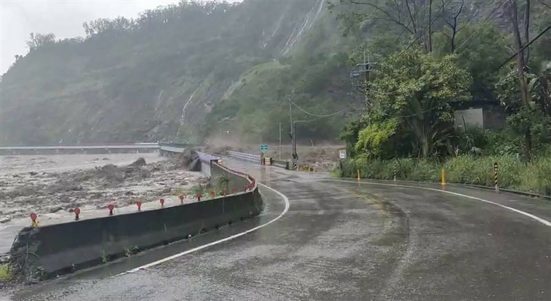 高雄市桃源區明霸克露橋7日下午遭暴漲溪水沖斷,市府9日晚間宣布,復興里、拉芙蘭里、梅山里10日停止上班、停止上課。(高雄市水利局提供)