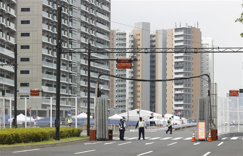 東京奧運在COVID-19疫情下登場,東奧因採取嚴格防疫措施,讓東奧選手、教練與工作人員等宛如處在巨大的「泡泡」內,從7月1日至8月8日僅430人確診。圖為東京奧運選手村。(共同社)
