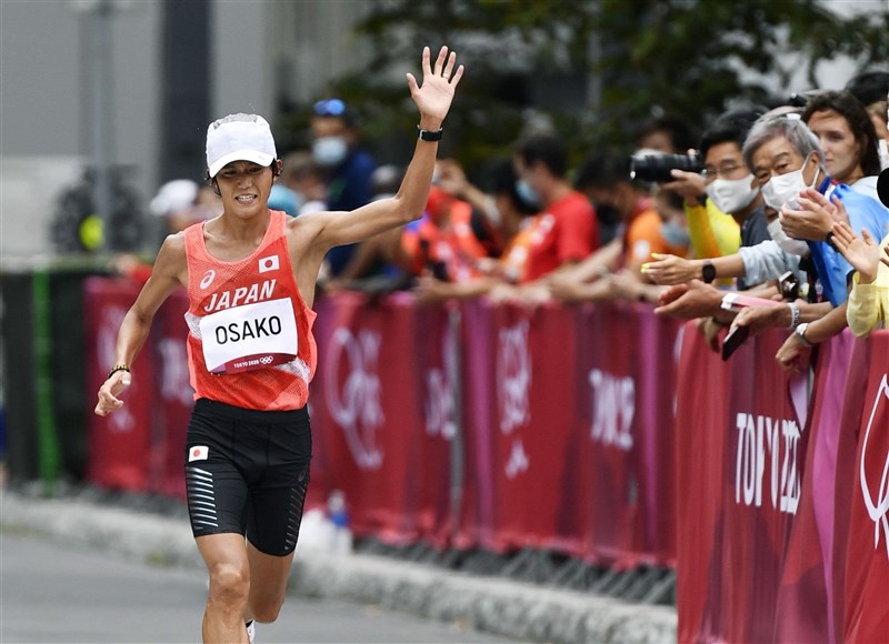 日本男子馬拉松前紀錄保持人大迫傑（左）2021年在東京奧運後引退，7日宣布將以選手身分重回賽場。圖為大迫傑東奧比賽畫面。（共同社）