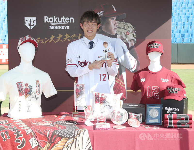 擁有10年旅日資歷的30歲左投陳冠宇,在今年中職季中選秀第一輪被樂天桃猿隊指名,成為選秀榜眼。9日記者會上,個人商品也首次亮相,陳冠宇的紀念搖頭公仔讓他十分喜歡。中央社記者張新偉攝 110年8月9日