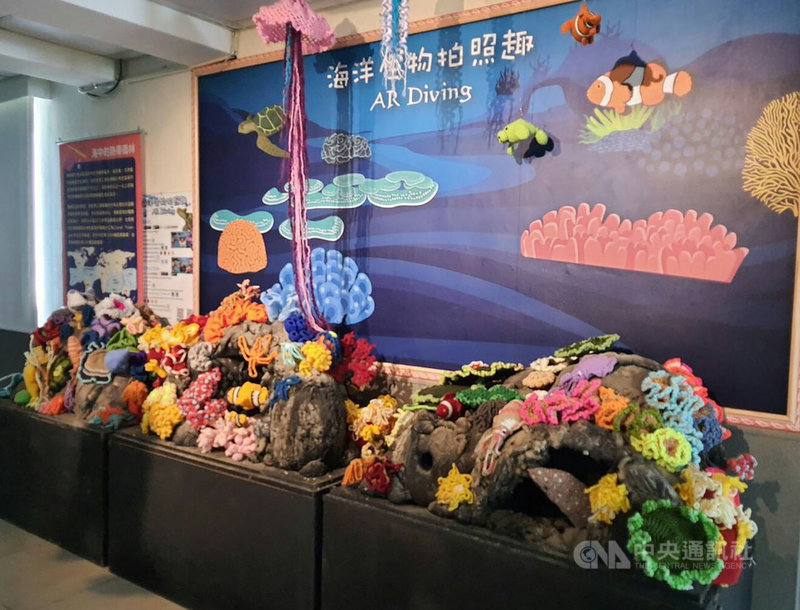 海科館推動的「珊瑚很有事」海洋教育巡迴特展11日起將進駐澎湖水產種苗繁殖場展出,以擬真珊瑚礁帶領大家認識珊瑚礁生態系,並搭配多元方式展出,盼喚起大眾對於珊瑚保育的認識與重視。中央社 110年8月10日