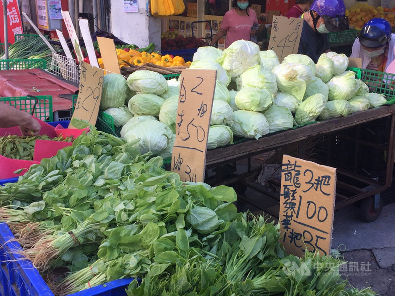 傳統市場10日葉菜類種類明顯變少,不過每把仍在25元,售價為2或3把50元,沒有上漲。高麗菜零售價在撐了一週沒漲的情況下,每台斤49元,以每顆通常2.5台斤居多來說,一顆高麗菜正式破百。中央社記者楊淑閔攝 110年8月10日