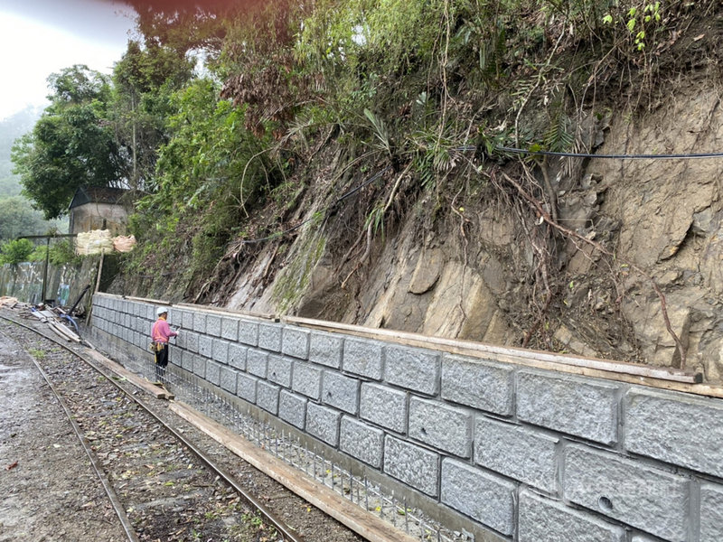 林務局阿里山林業鐵路及文化資產管理處在林鐵COVID-19疫情停駛期間，加速鐵路養護進度，進行枕木替換、邊坡治理（圖），10日順利復駛。（林鐵及文資處提供）中央社記者蔡智明傳真  110年8月10日