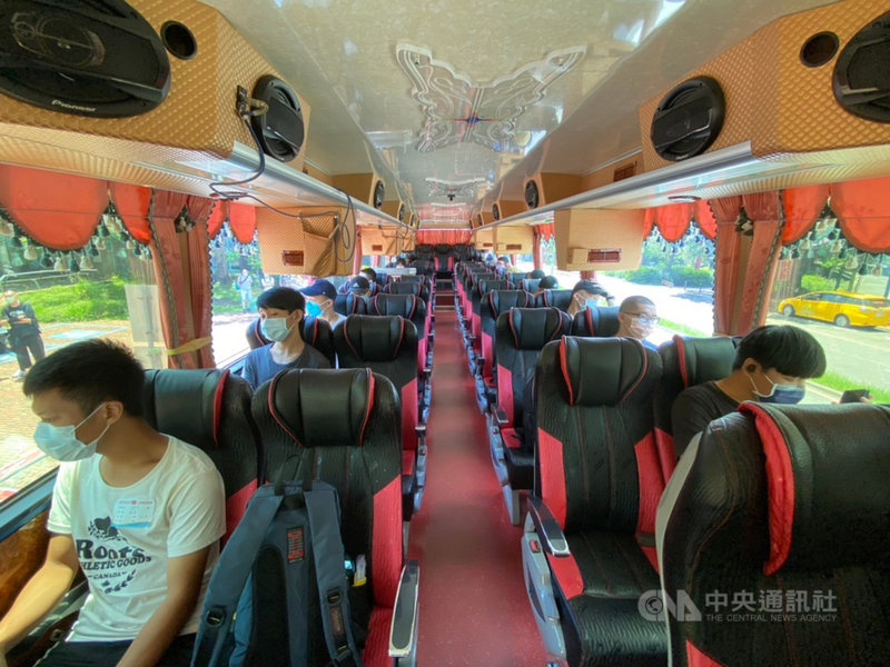 新北市政府民政局10日表示,重新啟動役男徵集,除確認役男健康狀況,並以空曠場地、分區分流方式設置役男報到區,以保持社交距離,同時配合國防部、高鐵、台鐵加強防疫措施。(新北市政府民政局提供)中央社記者沈佩瑤傳真 110年8月10日