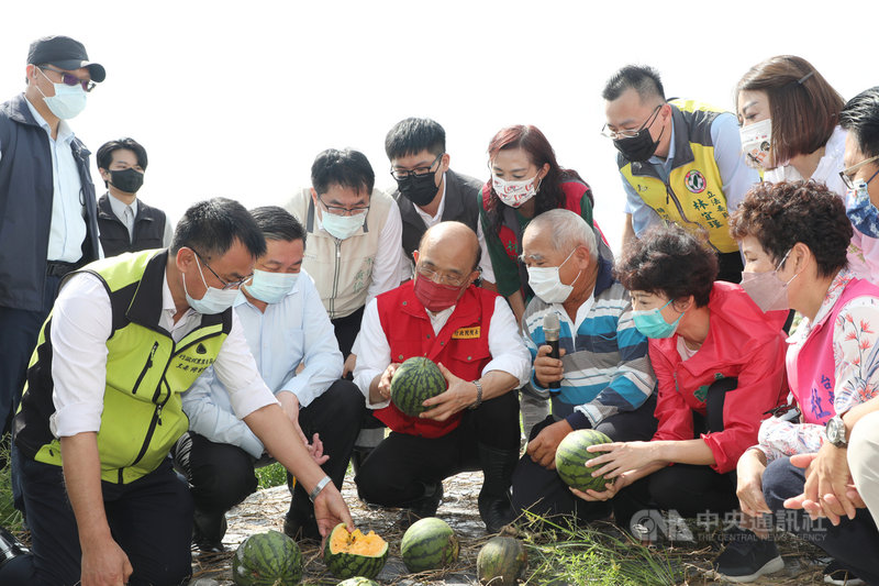 豪雨釀災,行政院長蘇貞昌(前排右4)10日視察台南市歸仁區西瓜及東山區龍眼、絲瓜等農作物受損情形。(台南市政府提供)中央社記者張榮祥台南傳真 110年8月10日