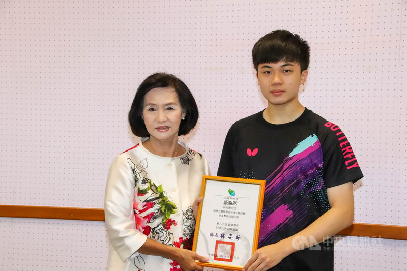桌球好手林昀儒與體操國手李智凱在東京奧運創下佳績,宜蘭縣政府專案核發獎勵金,兩人分別可獲新台幣60 萬元和100萬元。圖為民國108年林昀儒(右)捐贈宜蘭縣學童營養午餐經費,縣長林姿妙(左)頒發感謝狀。(宜蘭縣政府提供)中央社記者王朝鈺傳真 110年8月10日