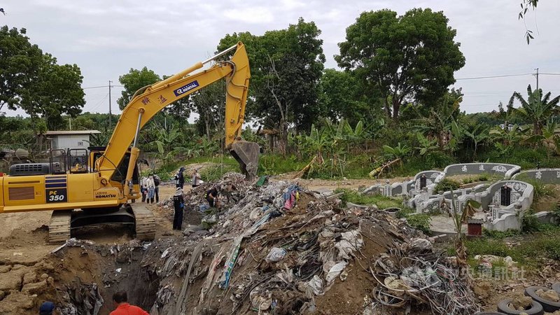 不法集團自民國106年起將各地事業廢棄物棄置掩埋在台南市龍崎區、官田區及柳營區等7處公私有土地,不法獲利逾5億元。台南地檢署日前全案偵結起訴53人,10日移審台南地方法院。(台南地檢署提供)中央社記者張榮祥台南傳真 110年8月10日