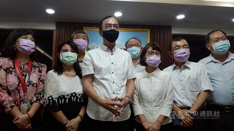 前國民黨主席朱立倫(前左3)宣布參選黨主席後,10日到高雄市議會拜會國民黨團和議長曾麗燕(前右3)等人。中央社記者蔡孟妤攝 110年8月10日