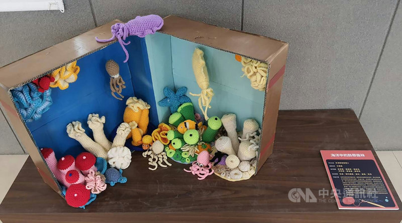 國立海洋科技博物館推出海洋教育巡迴特展「珊瑚很有事」,11日起將在澎湖盛大開展,現場將呈現馬公風櫃國小作品「海中的熱帶雨林」。中央社 110年8月10日