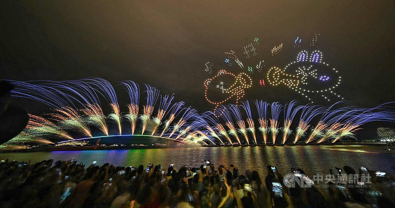「2021剔透台灣 看見澎湖」攝影大賽受疫情影響,收件延至9月30日止,澎湖縣政府旅遊處表示,本次攝影大賽獎金豐富,歡迎國內外愛好攝影者用鏡頭捕捉澎湖美景參與比賽。圖為今年澎湖花火節盛況。(澎湖縣政府提供)中央社 110年8月10日
