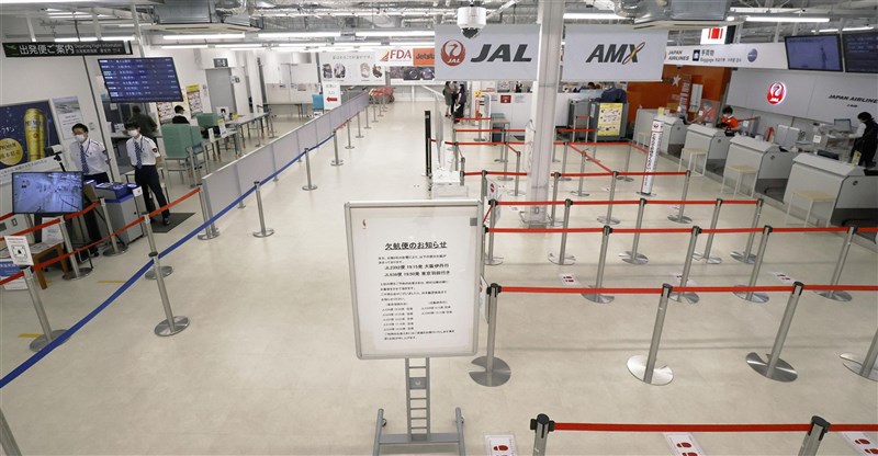 盧碧颱風8日晚間登陸日本,9日轉為溫帶低氣壓。日本政府統計,盧碧已造成2死1失聯17人輕重傷,且轉低壓後持續帶來驚人降雨。圖為熊本機場部分航班因盧碧颱風而受影響。(共同社)