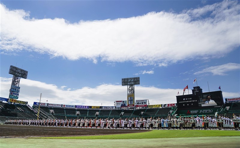 日本高中棒球盛會「夏季甲子園」大賽去年受疫情影響停辦,今年原訂8月9日開幕又因颱風延期。睽違2年的大賽終於在10日開打。(共同社)