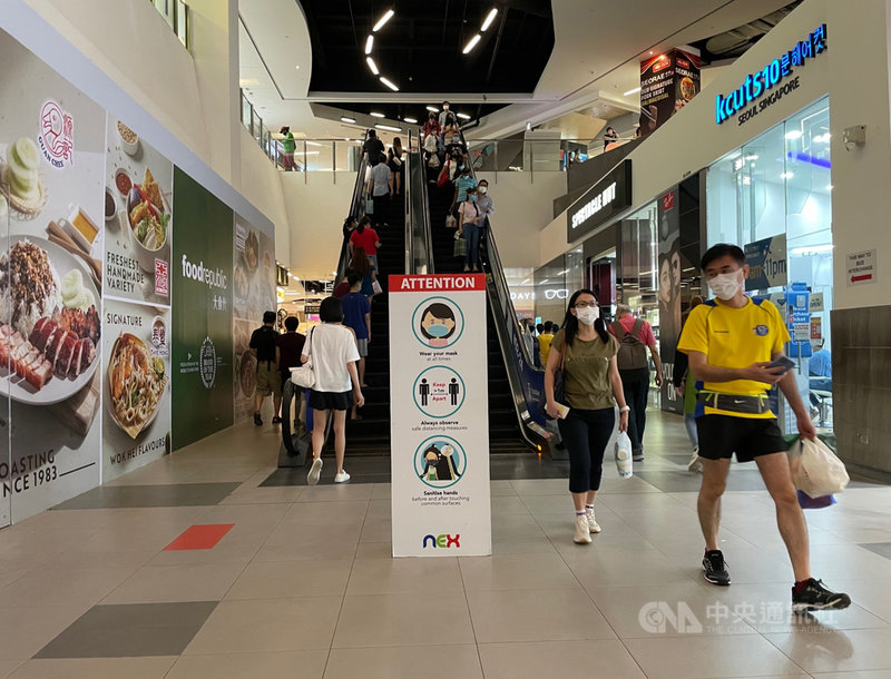 新加坡經濟逐步復甦,今年上半年GDP較去年同期成長7.7%。圖為當地一家購物商場人潮。攝於7月25日。中央社記者侯姿瑩新加坡攝 110年8月11日