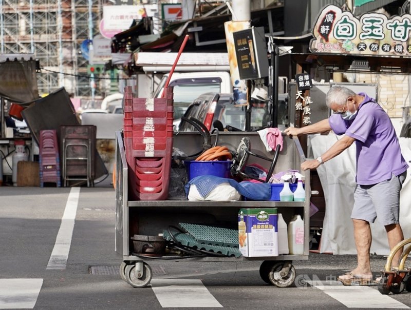 勞動部11日宣布,擴大勞工1萬元生活補貼的適用對象,納入中高齡再就業者以及7月全月薪資減損逾20%的勞工,估計32萬人受惠。中央社記者董俊志攝 110年8月11日