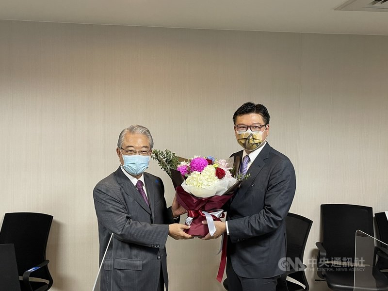 康舒11日舉行股東會,創辦人許勝雄轉任榮譽董事長,新任董事長由獨子許介立接任。圖為康舒創辦人許勝雄(左起)、康舒新任董事長許介立。中央社記者韓婷婷攝 110年8月11日