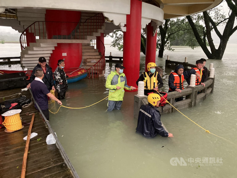 嘉義縣消防局表示,11日下午接獲中埔警分局大埔分駐所員警轉報,指大埔鄉湖濱公園附近有一名年約22歲男子疑撿手機時不慎滑落水中,立即派遣大埔、中埔、三和分隊船艇及潛水人員前往搜救,目前尚未尋獲失蹤男子。(嘉義縣消防局提供)中央社記者蔡智明傳真 110年8月11日