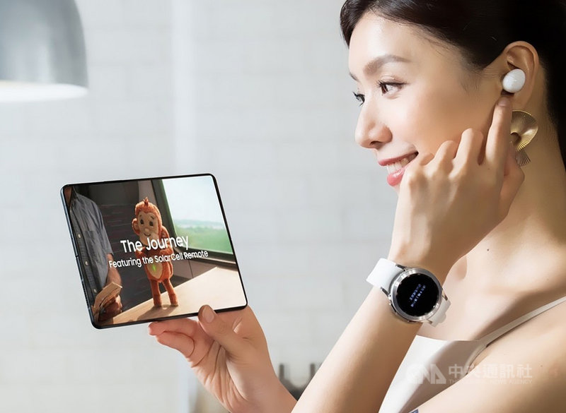 三星發表Galaxy Z Fold3 封面螢幕為6.2吋、內頁螢幕為7.6吋,搭載高通Snapdragon 888晶片。圖為Galaxy Z Fold3 5G。(三星提供)中央社記者江明晏傳真 110年8月11日