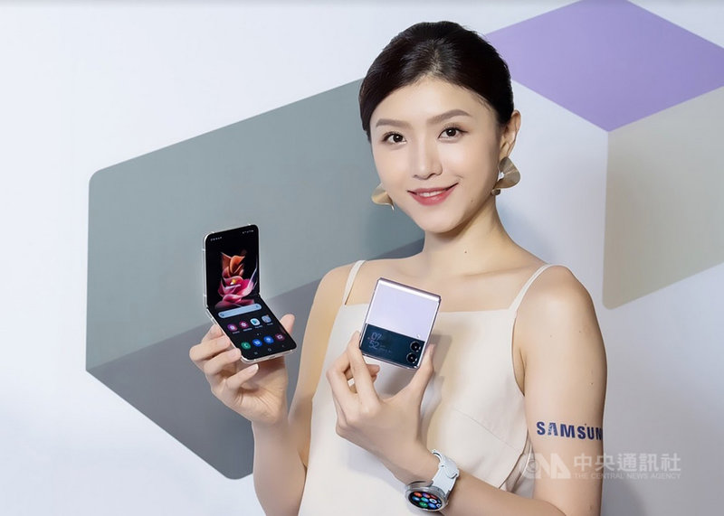 三星Galaxy Z Flip 5G搭載高通Snapdragon 888晶片,也通過IPX8防水等級認證。(三星提供)中央社記者江明晏傳真 110年8月11日