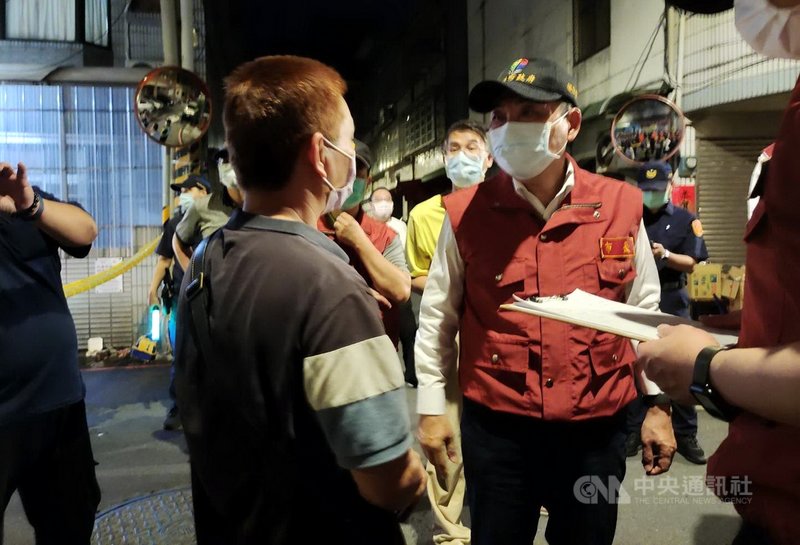 新北市三峽區民生街一處民宅11日凌晨發生火警，造成3死4重傷，市長侯友宜（前中）清晨到場了解起火原因，並慰問家屬。（新北市政府新聞局提供）中央社記者黃旭昇新北傳真  110年8月11日