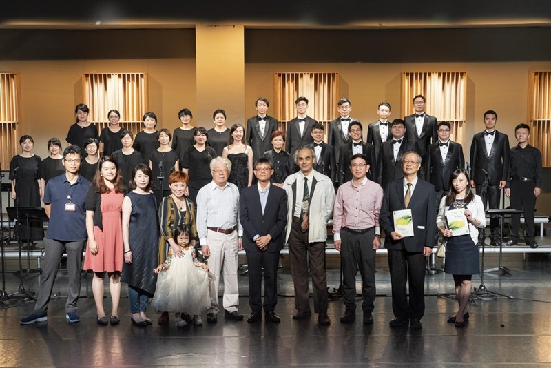 電子音樂先驅作曲家曾興魁(前排右4)10日晚間病逝,享壽75歲。圖為曾興魁應台灣音樂館之邀,參加2020 台灣音樂憶像「委創首演系列合唱專場-聲迴台灣」後合影。(文化部提供)中央社記者趙靜瑜傳真 110年8月11日