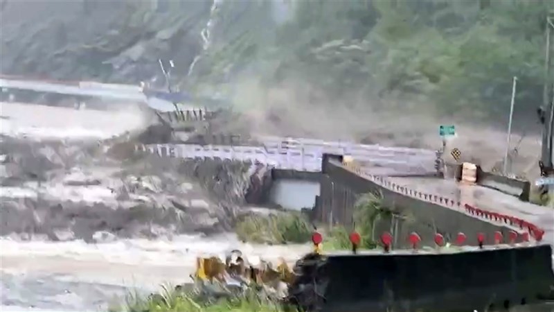 高雄桃源區明霸克露橋7日下午被暴漲且夾雜土石的溪水沖斷。(民眾提供)